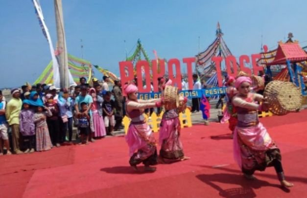 Foto: penampilan tarian tradisional di acara rokat tasek pasongsongan
