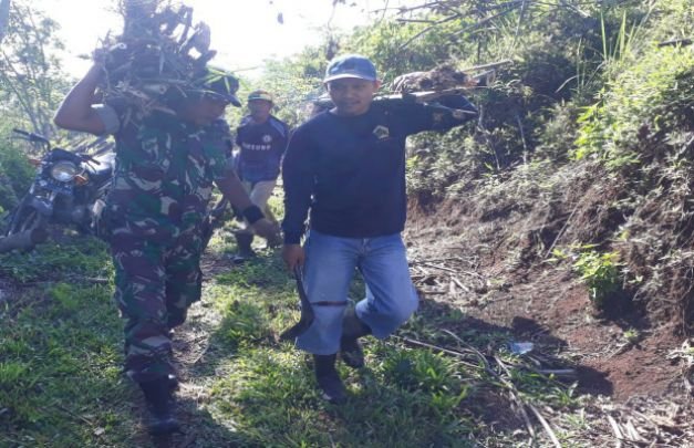 Foto: Babinsa dan Plt Kades Jeruk bersama - sama membawa bibit bambu