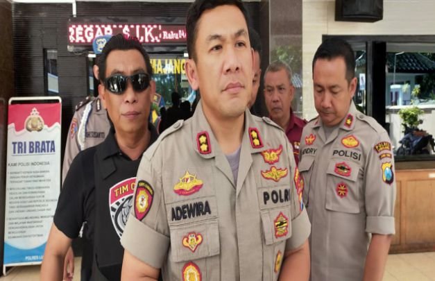 Foto: kapolres Lumajang didampimgi Ka. Tim Cobra dan Wakapolres Lumajang