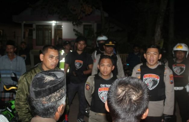 Foto: Dandim, Bupati dan Kapolres Lumajang saat bertemu warga dalam kegiatan patroli gabungan, (Humas dan Protokol Pemkab Lumajang)
