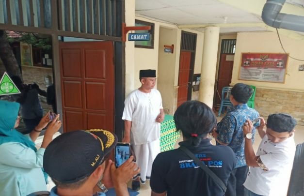 Foto : Auliya Rahman Sekretaris Komisi 1 DPRD Sampang, saat sidak di Kantor Camat Sampang