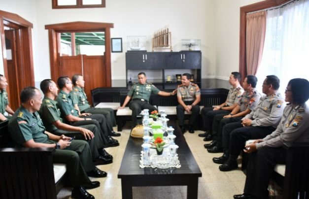 Foto: Kapolresta Malang saat Sambang ke Makorem 083/Baladhika Jaya