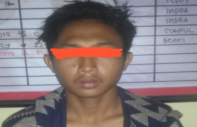 Foto: Tersangka narkoba Dusun Murasen, Desa/ Kecamatan Pasongsongan saat diamankan petugas