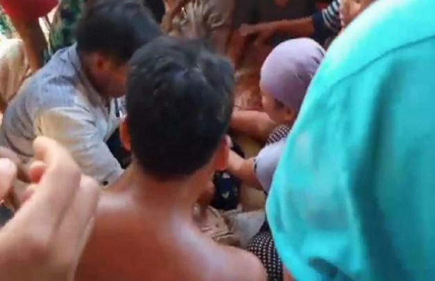 Foto: pengrajin genting tewas saat dievakuasi
