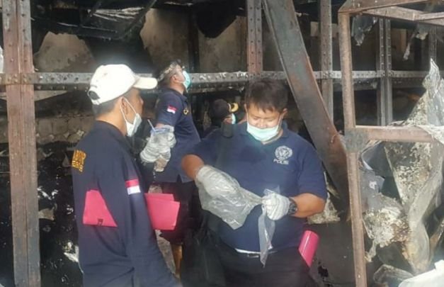 Foto Tim Labfor saat mendatangi TKP kebakaran pabrik di Lumajang