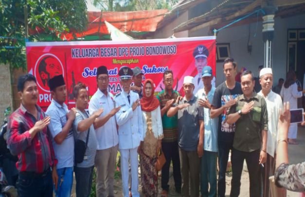 Foto : Kepala Desa Cangkring bersama Ketua DPC Projo dan sejumlah Tokoh Masyarakat