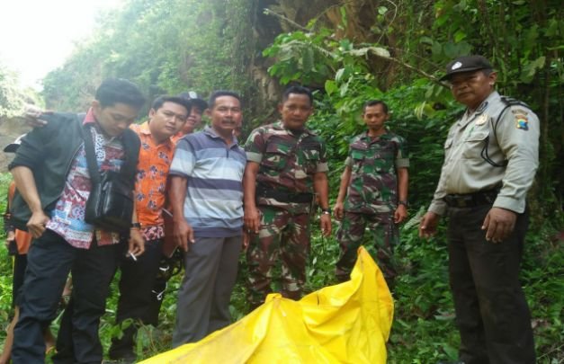 Foto: petugas saat mengevakuasi korban dari lokasi penemuan