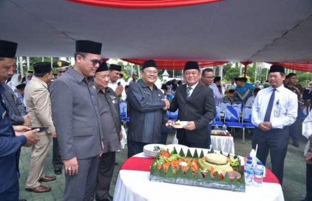 Foto : Bupati dan Kepala Kantor Kemenag Kabupaten Bekasi