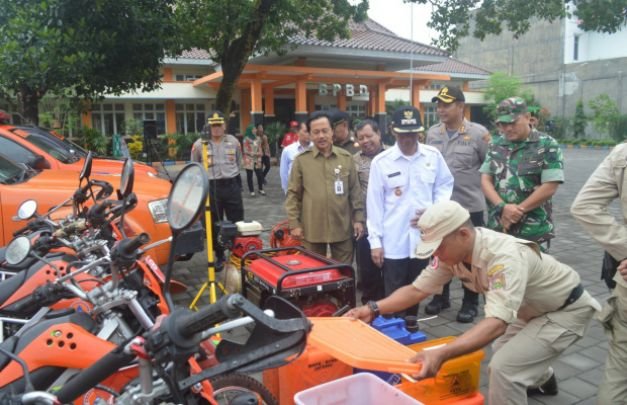 Foto : Wabup Boyolali saat tinjau dan mengecek kesiapan para personil dan peralatan tanggap bencana.