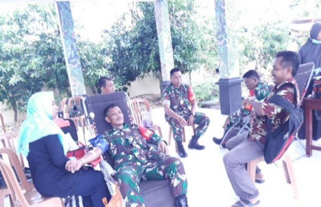 Foto: Anggota TNI, Koramil 0826/06 Saat Donor Darah di Balai Desa Bunder Pademawu