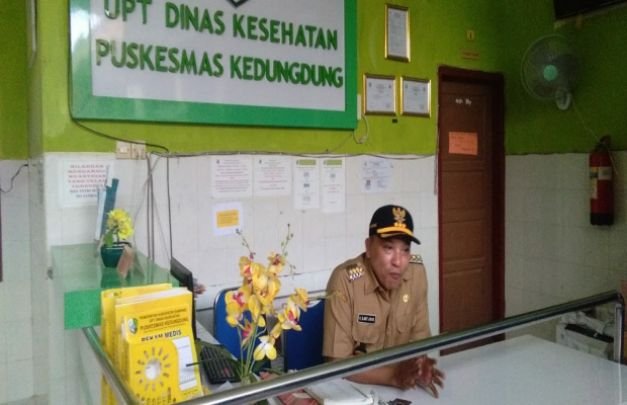 Foto : Bapati Sampang duduk di loby Puskesmas Kedungdung Sampang