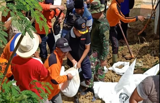 Foto: Wabup Pamekasan, Kalaksa BPBD, Komandan Koramil Batu Marmar Saat Semangat Kerja Bakti di Lokasi Longsor