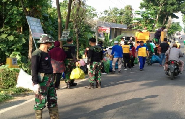Fotoo: FKMPP, TNI dan Puskesmas Larangan Saat Kerja Bakti Bersihkan Sampah
