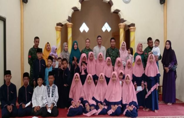 Foto Bersama Anak Yatim Piatu Yayasan Az - Zamra dan Keluarga Besar Kompi Kompi 'Ajak' Yonif Raider 514 Koetrad
