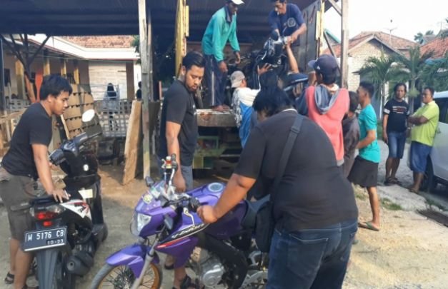 Foto: Polisi Saat Mengamankan Unit Sepeda Motor Dari Rumah Hasan