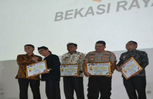 Foto : Bupati menerima penghargaan Anugerah Pers 2020 Bekasi Raya