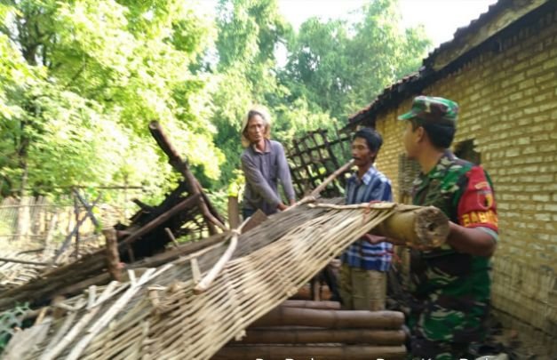 Foto: Serka Masagung Saat Bantu Kandang Sapi Warga yang Roboh