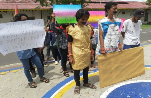 Foto: Mahasiswa Pecinta Alam (Mapala) Wirasta Sumenep, saat melakukan aksi demo ke kantor PT Garam persero 