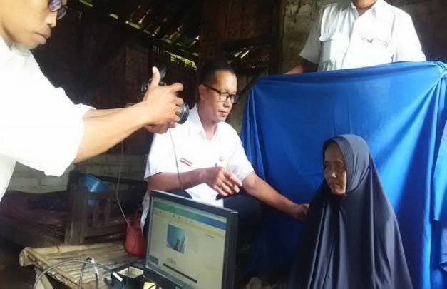 Foto: Petugas Dispenduk Capil Pamekasan Saat Melakukan Rekam e- KTP di Gubuk Dumiyah