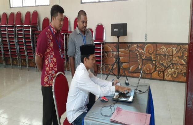 Foto: AH Mengerjakan Ujian di Lapas Kelas IIA Pamekasan