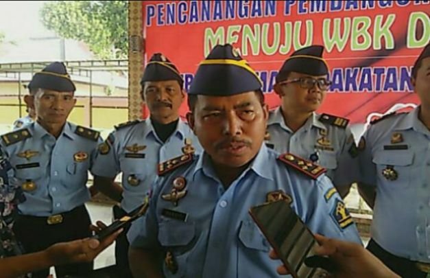 Foto: M. Hanafi Saat Memberikan Keterangan Pada Media