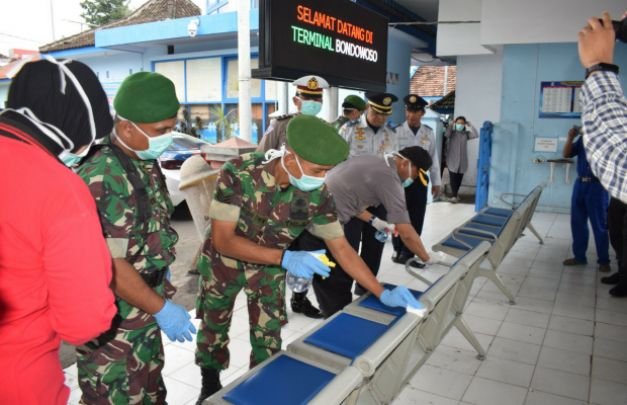 Foto: Polres dan TNI Bondowoso Periksa Suhu Tubuh Penumpang 
