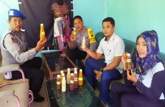 Foto: Ibu Evi Bersama Bhabinkamtibmas Polsek Tlanakan Tunjukkan Jamu Bikinannya