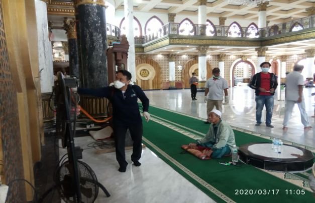 Foto: petugas medis saat melakukan sterilisasi di masjid agung Bangkalan beberapa waktu lalu