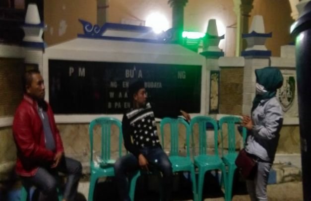 Foto : Bupati dan Wakil Bupati Sampang berbincang bincang dengan TKI dari Malaysia