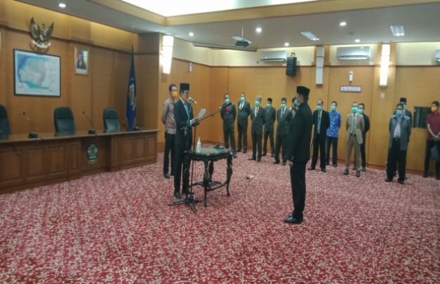 Foto: Bupati Bangkalan RKH Abdul Latif Amin Imron saat melantik Pjs Sekda.