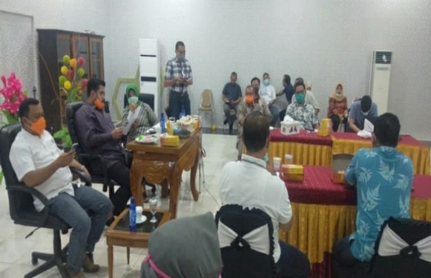 Foto : Wali Kota Probolinggo Hadi Zainal Abidin(baju ungu,celana hitam) Rapat Bersama 0PD
