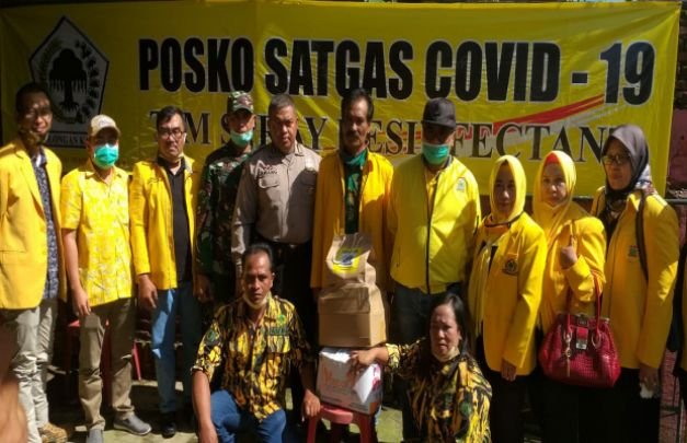 Foto: Ketua DPD Golkar Kota Malang Sofyan Edi Jarwoko 4 dari kiri  bersamaTim satgas Covid 19 sedang memberikan bantuan bagi masyarakat terdampak virus Corona di kota Malang