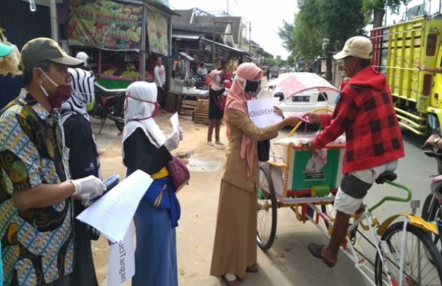 Fòto: Pegawai Dinas Pendidiķan Sumenep saat membagikan masker