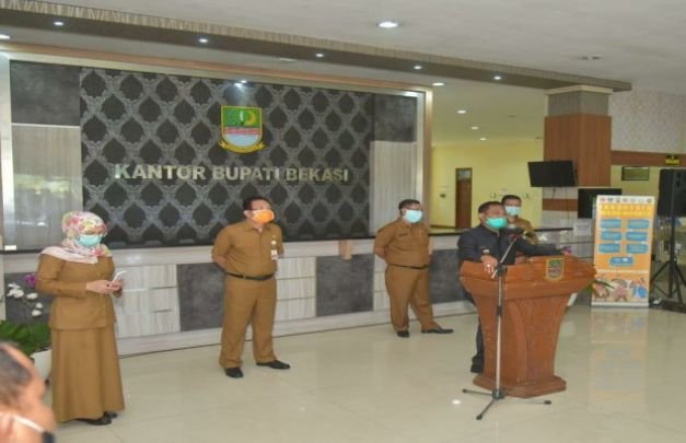 Foto : Bupati Bekasi, Eka Supria Atmaja saat konferensi pers