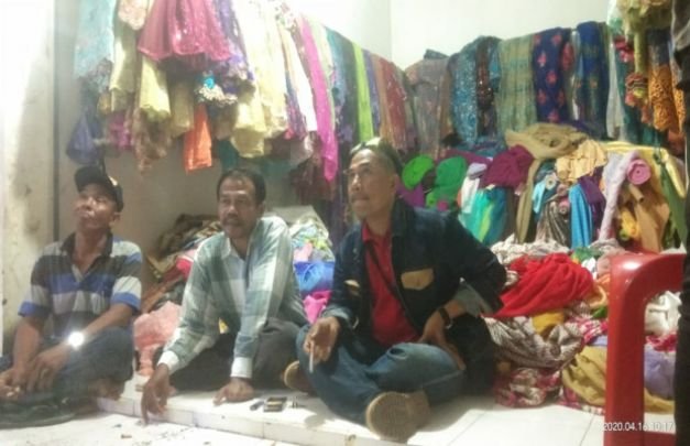 Foto : H. Amin pedagang kain bersama temannya di pasar Srimangunan Sampang