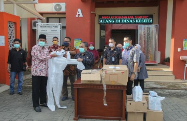 Foto: Wakil Bupati Sumenep Achmad Fauzi saat menyerahkan bantuan APD dari MHSA