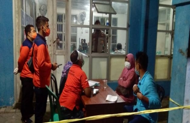 Foto : Salah satu pekerja Imigran asal Kabupaten Sampang diperiksa petugas di sub posko 1 timbangan Jrengik Sampang