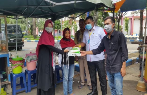 FOTO: Antusias, sejumlah pedagang di area stadion gelora Bangkalan saat menerima bantuan sembako