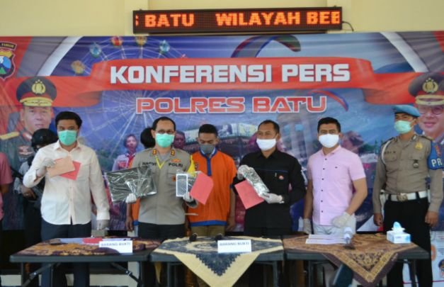 Foto: Kapolres Batu didampingi Kasatreskrim, Kasubag Humas dan beberapa anggota Polres Batu saat menunjukkan barang bukti.