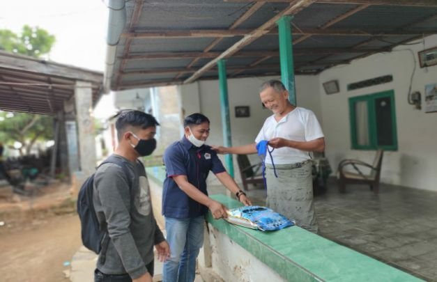 Foto: pengurus PWI Sumenep saat memberikan bantuan beras kepada masyarakat terdampak covid -19