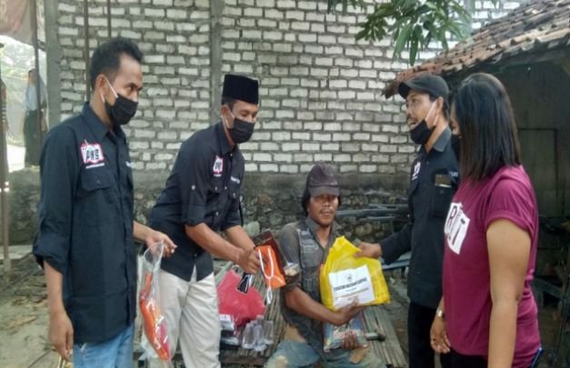Foto : Ketua dan anggota PWS membagikan sembako kepada masyarakat