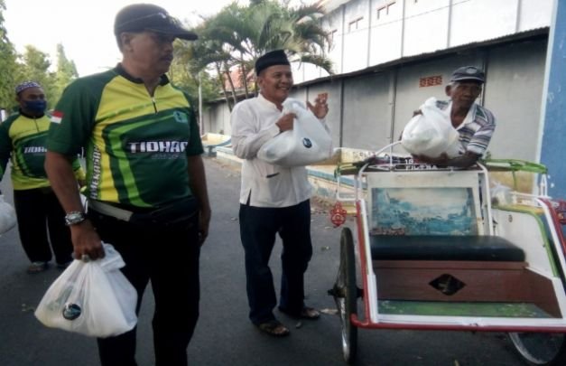 Direktur PDAM dan Ketua THIDHAR CC Saat Bagikan Sembako Ke Abang Becak