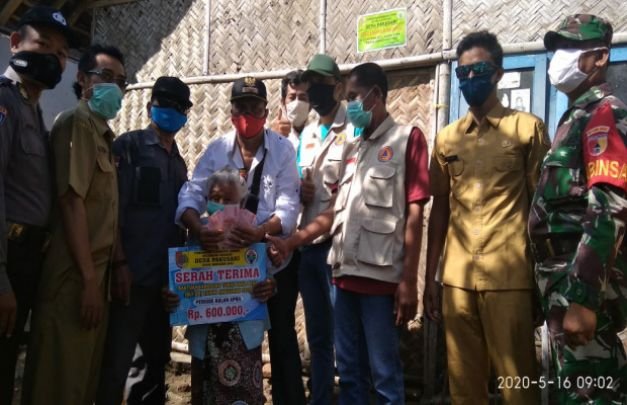 Foto: Pemdes Pakusari, Muspika, dan Pendamping Desa SerahKan BLD-DD