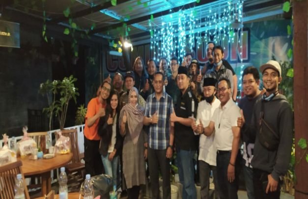 Foto: Kepala Pos Batu LBH Malang, Ketua LBH Malang bersama awak media saat tengah foto bersama usai buber.