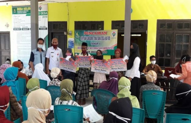 Foto: suasana Penyaluran BLT-DD di Desa Keles Kecamatan Ambunten Sumenep