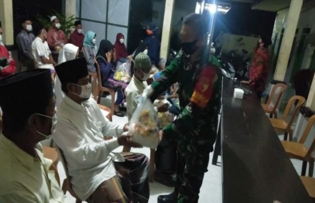 Foto: Penyerahan Sembako Kepada Warga Di Balai Desa Toronan