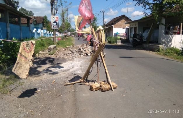 Foto: Jalan Rusak dan Berlubang yang dipasangi Bekas Bambu
