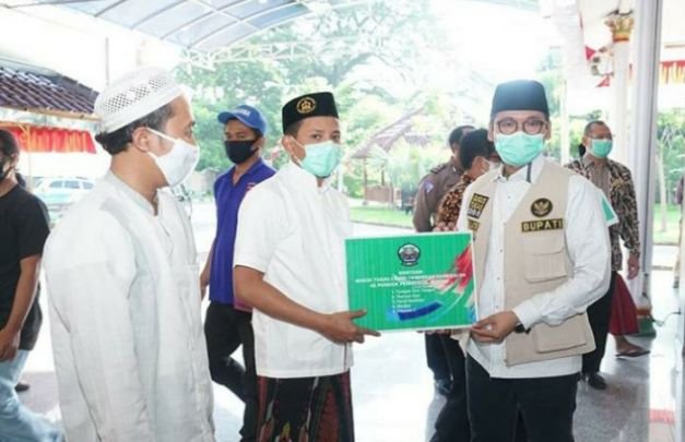 Foto : Bupati Bangkalan Bangkalan memberikan bantuan ke ponpes di Bangkalan. 