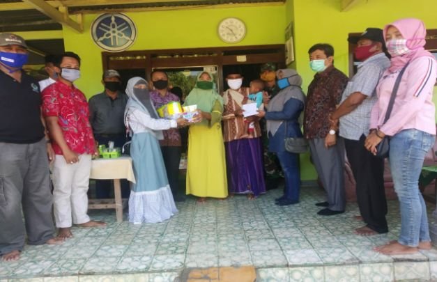 Foto: Penyerahan Bansos Kepada Ibu Satya Triwandra