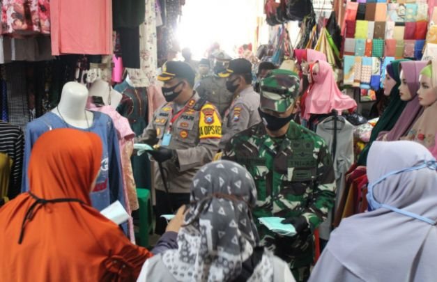 Foto : Kapolres Bangkalan Bagikan Masker. 
